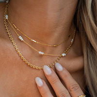 Collier ras du cou multicouche tendance en acier inoxydable plaqué or 18 carats avec perles d'eau douce et chaîne en forme de cœur pour femme