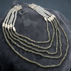 Collier multicouche plaqué argent avec perles et pierres naturelles, style religieux unisexe, bijoux Art Palace, design perles colorées - Product Image 3