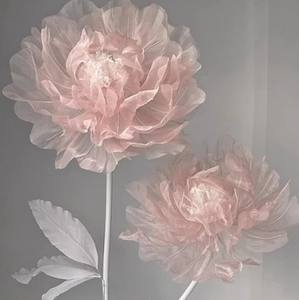 وصل حديثًا ديكور زهرة عملاقة وردية من القماش مصنوعة يدويًا لتزيين منصات حفلات الزفاف والمناسبات - Product Image 1