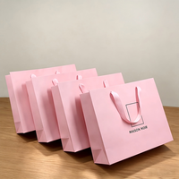 Sac en papier personnalisé de luxe avec logo en feuille d'or, mat, gaufré, laminé, grand, moyen, blanc, solide, pour magasin de vêtements, sac de shopping