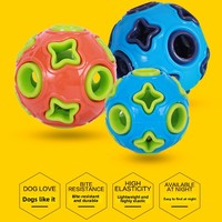 Balle de jeu carrée bicolore en caoutchouc thermoplastique indestructible et résistante aux morsures pour chien, avec logo personnalisé, sonnette et lumière, pour usage quotidien