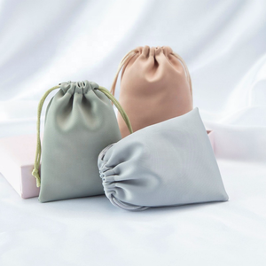 ถุงผ้าซาตินไหมหนาพิเศษแบบมีเชือกผูก สำหรับใส่ผมต่อ หรือใส่ของมีค่า พิมพ์โลโก้ด้วยสกรีนไหม ใช้เป็นของขวัญได้ - Product Image 3