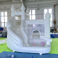Château gonflable blanc avec piscine à balles océaniques et toboggan, château gonflable avec pistolet à eau, aire de jeux souple