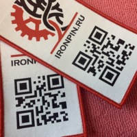 Badge tissé en taffetas de code QR scanné de bordure de couture, matériau recyclé tissant le logo QR Patch tissé de vêtements