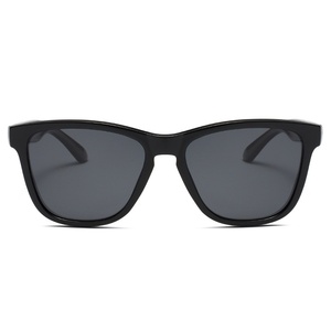 Lunettes de soleil polarisées à monture noire avec logo personnalisé pour hommes et femmes Lentille en verre UV400 Lunettes de soleil à lentille miroir TAC pour sports de plein air - Product Image 4