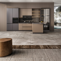 Meubles de cuisine Sofeyia Sleek européens contemporains en MDF, gris texturé bicolore, sans poignées, avec vitrine ouverte en verre côtelé et éclairage LED