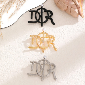 <span class=keywords><strong>Broche</strong></span> de <span class=keywords><strong>luxe</strong></span> à lettres tendance - Accessoire polyvalent pour manteau, costume, pull - Product Image 2