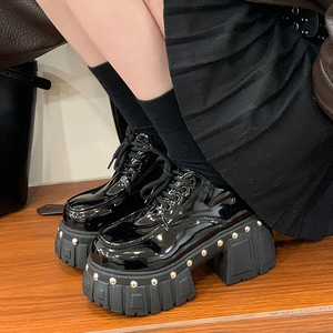 Chaussures pour femmes en cuir verni brillant à bout rond, talon compensé de 8 cm, semelle épaisse, style punk avec rivets, pointures 5-43 - Product Image 5