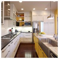 Meuble de cuisine blanc vintage de style moderne haut de gamme, type ferme américaine, avec îlot de rangement