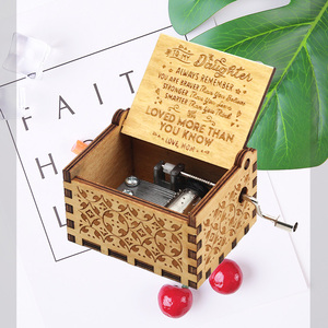 Caja de música con manivela de madera grabada con 11 diseños, regalo de amor para mamá, hija, hijo, marido, esposa, cumpleaños y aniversario familiar - Product Image 3
