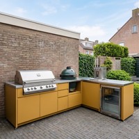 Îlot de cuisine extérieur en acier inoxydable antirouille jaune moutarde en forme de L, avec barbecue à gaz, Kamado et réfrigérateur pour jardin, OEM Hyrley