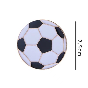 Vente en gros de broches de maillot de football en bronze épingle à vêtements en émail insigne avec <span class=keywords><strong>carte</strong></span> logo de sport poli pour cadeaux - Product Image 2