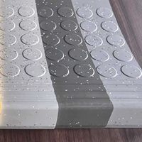 Marche d'escalier circulaire en caoutchouc surélevée à bout carré - Design moderne, option bois massif, durable pour usage extérieur