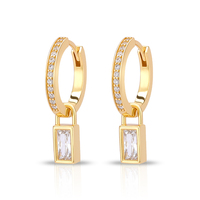 Pendientes Huggie Mlluki de Plata de Ley 925 Bañados en Oro con Dijes Geométricos Delgados de Cristal de Roca y Diamantes Baguette