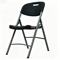 Chaise pliante commerciale avec poignée intégrée, assise moulée par soufflage, gris foncé, structure en acier, mobilier événementiel