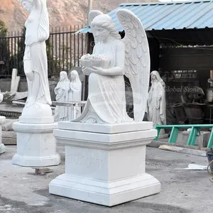 Großer weißer Marmor-Weiler und Trauerengel-Gestalt im Außenbereich im Garten in Lebensgröße weinende kniekniebelige Engelschmuckstein-Statue