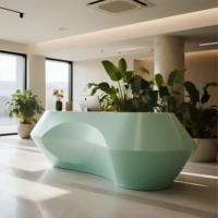 Comptoir de réception commercial extensible géométrique vert menthe moderne, comptoir de bar incurvé créatif en plastique PETG, marque ST, pour hôtels et centres commerciaux