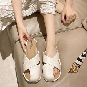 Zapatos de playa de suela blanda, versátiles y a la moda, para usar con pantuflas planas informales para mujer. - Product Image 5