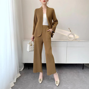 ชุดสูทโพลีเอสเตอร์ทรงหลวมจีบเรียบหรูทันสมัยสำหรับผู้หญิง ฤดูใบไม้ผลิ-ฤดูใบไม้ร่วง ปี 2026 แจ็คเก็ตยาวระดับข้อเท้า ดีไซน์เก๋ช่วยลดอายุ - Product Image 2