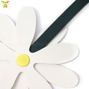 Llavero de Cuero PU con Flor de Margarita - Regalo Promocional Portátil para Bodas, Cumpleaños y Más - Product Image 3