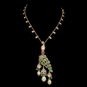 Collar con Colgante de Pavo Real de Lujo con Pedrería Kundan, Joyería Nupcial Dorada con Esmeraldas y Perlas, Diseño Tradicional Indio Hecho a Mano - Product Image 2