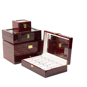 Boîte à bijoux en bois gravée à la main avec couvercle magnétique, rangement luxueux pour bagues et colliers, forme carrée, impression de logo - Product Image 1