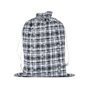 Sac à cordon en tissu écossais rouge et noir pour Noël, idéal pour les cadeaux de fête, l'emballage de bonbons et les cadeaux. - Product Image 5
