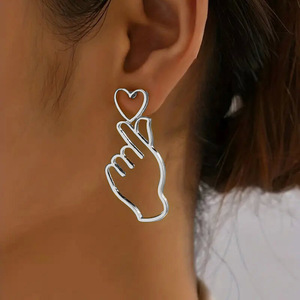 Orecchini a perno a forma di cuore cavo per donna, gioielli creativi di tendenza - Product Image 6