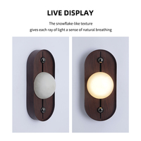 Applique murale ZeroUNO en albâtre, abat-jour rond en marbre, corps de lampe en noyer, design d'éclairage, lampe murale LED, lampe murale de chevet, Wabi Sabi