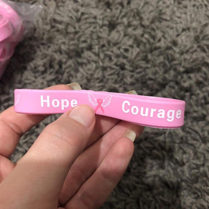 Lieferanten benutzer definierte Silikon Brustkrebs Awareness Armbänder Gummi Hope Faith Strength Courage Krebs Armbänder - Product Image 3