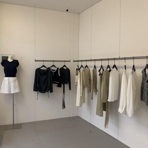 Expositor <span class=keywords><strong>de</strong></span> Ropa Multifuncional <span class=keywords><strong>de</strong></span> Acero Inoxidable Pulido con Tubo Cuadrado Plateado para Tiendas <span class=keywords><strong>de</strong></span> Ropa, Exhibición en Ventanas y Arte - Product Image 4