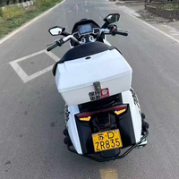 Motocyclette de tourisme PaiFang Starship 3 d'occasion, excellent état. Moteur bicylindre refroidi par liquide de 300 cm³, freins à disque et coffre arrière