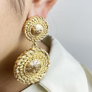 Vente en gros <span class=keywords><strong>de</strong></span> boucles <span class=keywords><strong>d</strong></span>'oreilles <span class=keywords><strong>de</strong></span> fête pour femmes nouvelle mode boucles <span class=keywords><strong>d</strong></span>'oreilles <span class=keywords><strong>chapeau</strong></span> <span class=keywords><strong>de</strong></span> <span class=keywords><strong>paille</strong></span> style italien plaqué or 18 carats - Product Image 4