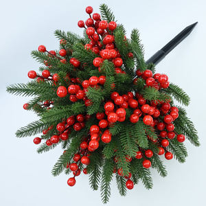 LO-504 Arbre à branches de <span class=keywords><strong>sapin</strong></span> et de baies rouges protégées contre les UV de 57cm avec piquet de sol pour l'affichage extérieur de Noël et du <span class=keywords><strong>jardin</strong></span> - Product Image 4