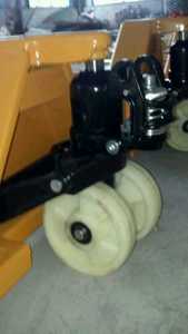 Transpalette manuel JS5011 avec roues en nylon pour un transport sûr et efficace de palettes, de boîtes et de charges lourdes. - Product Image 5