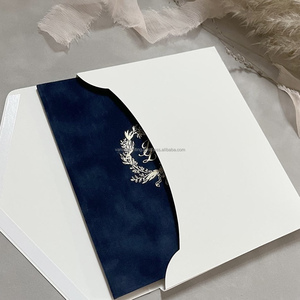 Boîte d'invitation de mariage en velours vert sauge de luxe avec feuille d'or et fermeture à ruban en satin - Product Image 4