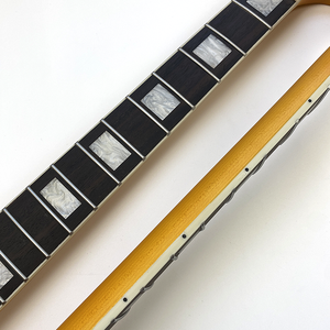 Manico per Chitarra Elettrica <span class=keywords><strong>ST</strong></span> in Acero Canadese Satinato con Intarsi a Blocco Bianco Perla a 22 Tasti, Paletta Grande e Binding Bianco - Product Image 3