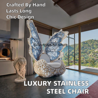 Fauteuil de salon de luxe individuel moderne et contemporain en acier inoxydable et cuir, avec dossier ailé et accoudoirs papillon, fait main