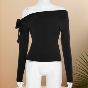 Nuova T-shirt Asimmetrica a Maniche Lunghe con Spalline Incrociate e Dettaglio Pieghettato per Donna, Collezione Autunno 2026 - Product Image 1