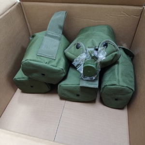 Bouteille d'eau en plastique DFB01 1L avec pochette verte et large boucle de sangle pour ceintures, personnalisable avec crochet. - Product Image 1