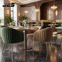 Mobilier de restaurant commercial de luxe J2S avec table en marbre sur mesure et chaises rembourrées pour projets hôteliers et cafés