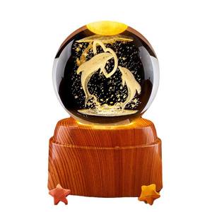 国境を越えた温かい光を放つ回転する白いクリスタルボールナイトライト、発光3Dレーザー彫刻付き - Product Image 5