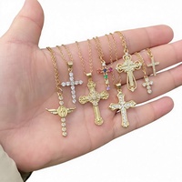 Collier Croix Plaqué Or avec Pendentif Strass et Breloque Croix en Zircon Cubique pour Femme, Cadeau Religieux, Vente en Gros pour Fabrication de Bijoux