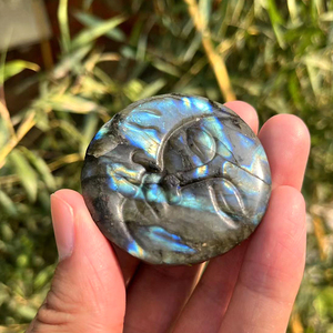 Roche de Quartz sculpté à la main en cristal Labradorite, naturelle, Flash bleu, visage, soleil et lune, pierres de guérison, édition - Product Image 6