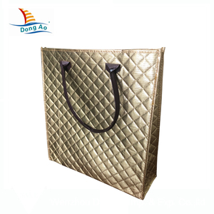 Doré matelassé <span class=keywords><strong>sac</strong></span> <span class=keywords><strong>de</strong></span> promotion <span class=keywords><strong>sac</strong></span> métallique non tissé non tissé <span class=keywords><strong>sac</strong></span> matelassé - Product Image 1