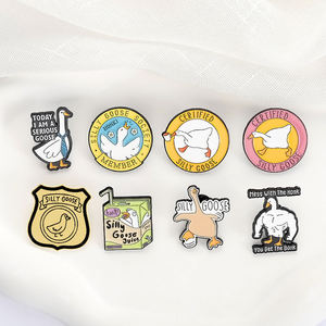 Silly Goose Society miembro esmalte Pin <span class=keywords><strong>hoy</strong></span> soy <span class=keywords><strong>un</strong></span> serio ganso Fitness pato Animal broche solapa insignia joyería regalo para amigos - Product Image 3