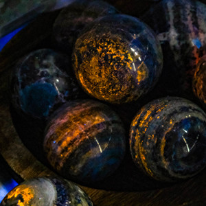 विभिन्न सामग्री हाथ से नक्काशीदार पॉलिश प्राकृतिक क्रिस्टल क्षेत्र एथास्ट लैब्राडोराइट उपचार पत्थर थोक - Product Image 5