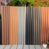Revestimiento de Pared Exterior WPC con Diseño Moderno a Rayas, Panel de Coextrusión para Paredes Exteriores Comerciales, Estilo Clásico para Hoteles
