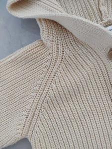 Combinaison pour bébé en coton biologique 100% - Combinaison à capuche tricotée pour nouveau-né - Combinaison ample et douce avec pompon - Pull pour bébé fille - Automne-hiver - Product Image 4