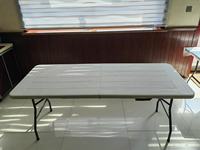 Table pliante portable moderne en plastique blanc rectangulaire avec cadre en fer de 6 pieds, table d'extérieur